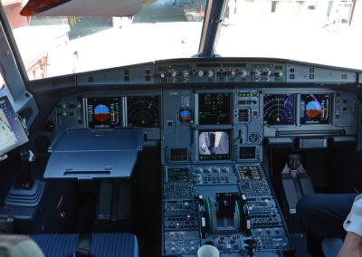 Ein Blick ins Cockpit unseres A320neo (Bild: Lorenz Würfel)