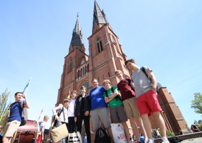 Hymnusianer vor dem Dom von Uppsala (Bild: Daniel Gruner)