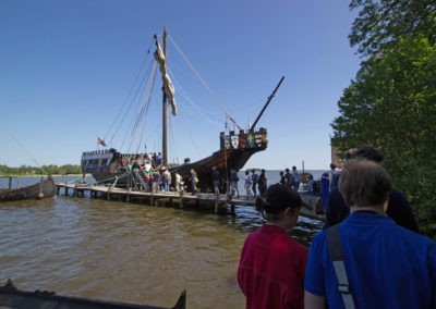 Auf zum Schiff: Ein Nachbau eines Schiffes von Klaus Störtebecker (Bild: Hannes von Bargen)