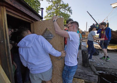 Als Souvenir wird die Tür einer Sauna mitgenommen. (Bild: Hannes von Bargen)