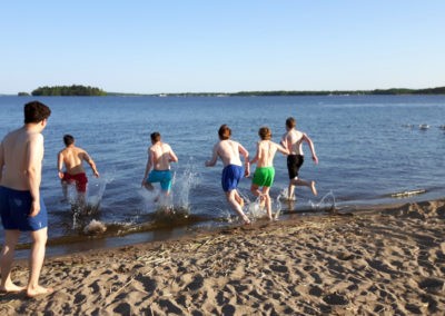 Am Abend badet der MC im See. (Bild: Jakob Würfel)