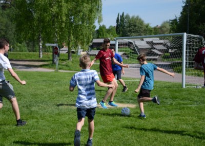 Der Fußballplatz ist in jeder freien Minute in Verwendung. (Bild: Lorenz Würfel)