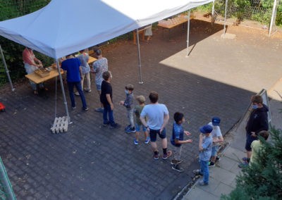 Geordnete Schlange beim Mittagessen (Bild: Jakob Würfel)