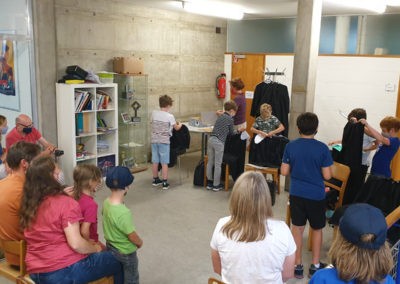 Am Abend verleiht Frau Ott den neuen C-Chörlern den Talar. (Bild: Jakob Würfel)