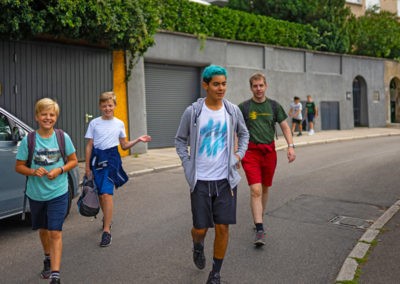 Eine Gruppe auf den Weg von Station zu Station (Bild: Johannes Feist)