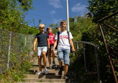 Eine Gruppe geht Treppen hinunter. (Bild: Johannes Feist)