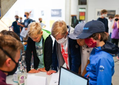 Die Teams (NASA und ROSKOSMOS) tauschen wertvolle Rohstoffe um. (Bild: Johannes Feist)