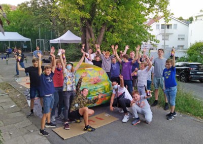 Unsere Oldies und das farbenfrohe Auto. (Bild: Armin Burkhardt)