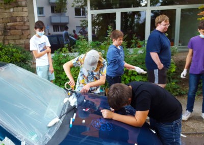Abkleben des Fahrzeugs (Bild: Jonathan Stumber)
