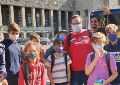 Eine Kleingruppe vor dem Hauptbahnhof. (Bild: Julian Hertler)