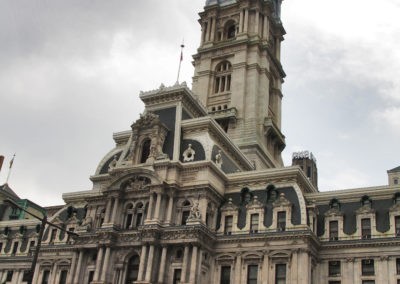 Eine Kleingruppe vor der City Hall in Philadelphia (Bild: Felix Weiser)