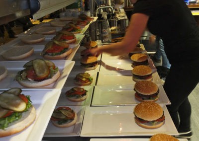 Der kleine Burgerladen hängt sich voll rein, um uns 65 Burger zu machen. Für uns haben sie extra das Restaurant geschlossen und weitere Tische und Stühle bei den Nachbarn besorgt! (Bild: Felix Haberland)