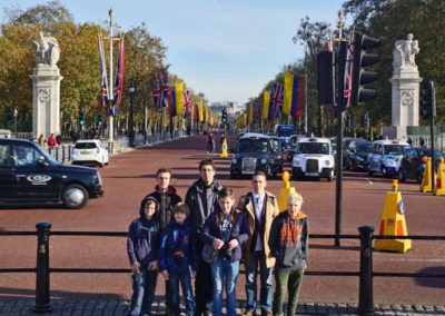 Eine Kleingruppe beim Victoria Memorial (Bild: Balduin Lauxmann)