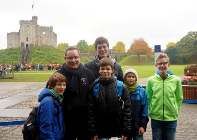 Eine Kleingruppe vor Cardiff Castle. (Bild: Balduin Lauxmann)