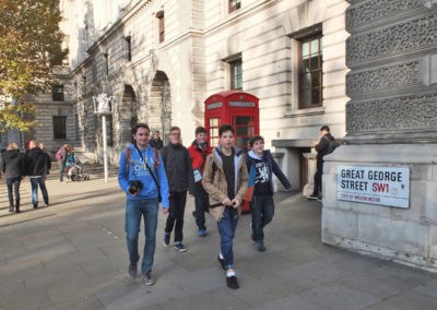 Eine Kleingruppe schlendert durch London. (Bild: Martina Schwellnuß)