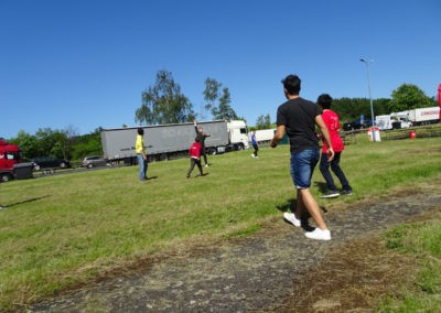 Die Fahrtpausen werden für Fußball und Frisbee genutzt (Bild: Thomas Hack)