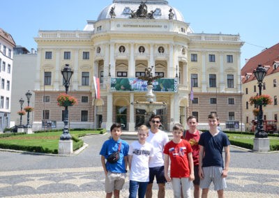 Kleingruppe vor der Oper in Bratislava (Bild: Lorenz Würfel)