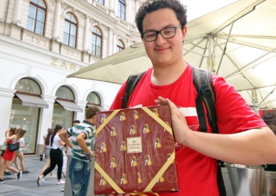 Unser FSJler mit Sacher-Torte, er gönnt sich ja sonst nichts... (Bild: Daniel Gruner)