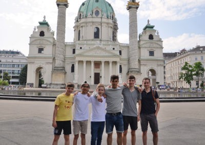 Kleingruppe vor der Karlskirche (Bild: Lorenz Würfel)