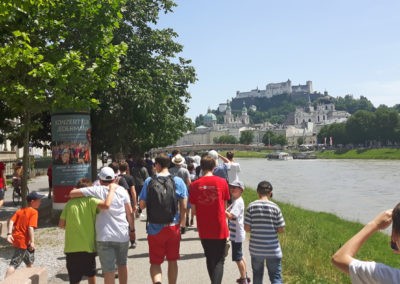 Kleingruppe vor der "Skyline" von Salzburg (Bild: Anton Menzer)