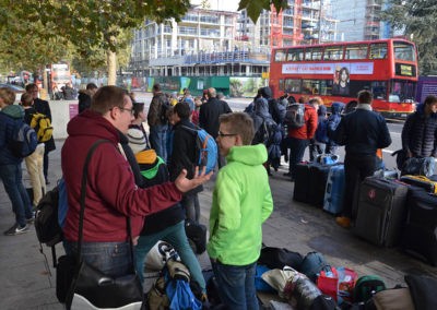 Warten auf unseren Bus Richtung Gloucester (Bild: Lorenz Würfel)