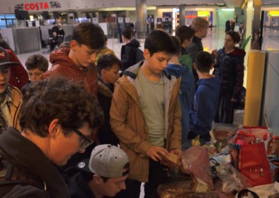 Zum Abendessen wird improvisiert: In Terminal 3 gibt es vor dem Abflug ein leckeres Vesper. (Bild: Lorenz Würfel)