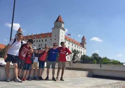 Kleingruppe vor dem Schloss in Bratislava