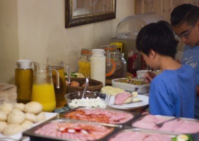Ein üppiges Buffet erwartet uns am Morgen (Bild: Hannes von Bargen)