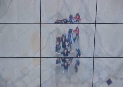 Eine Kleingruppe unter einem Wolkenkratzer (Bild: Hannes von Bargen)