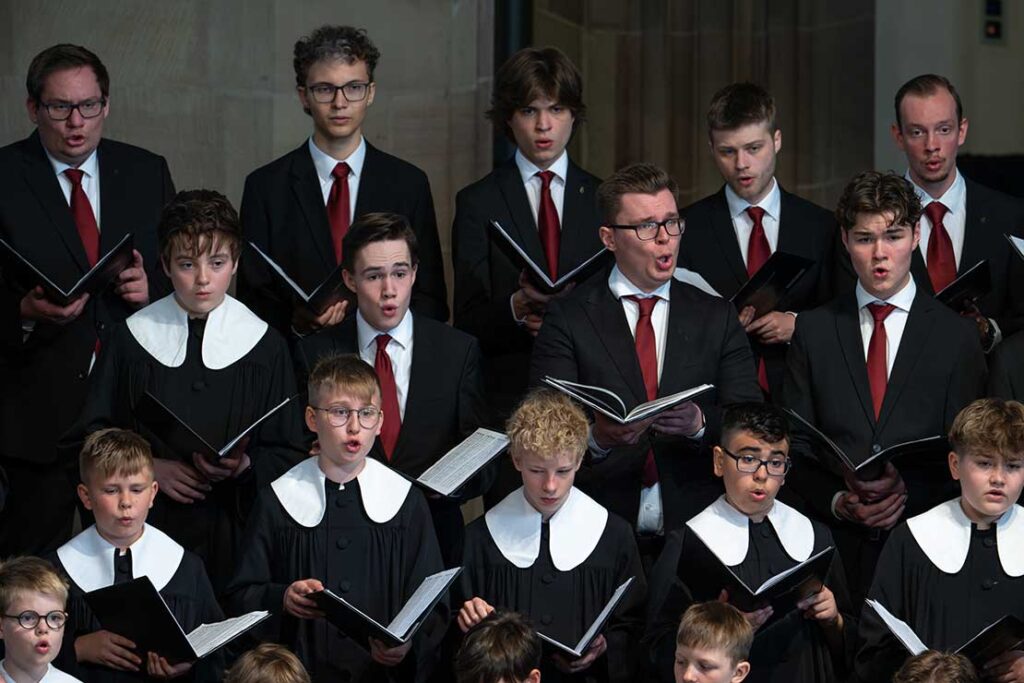 Hymnus-Chorknaben singen in der 44 die Haltestellennamen