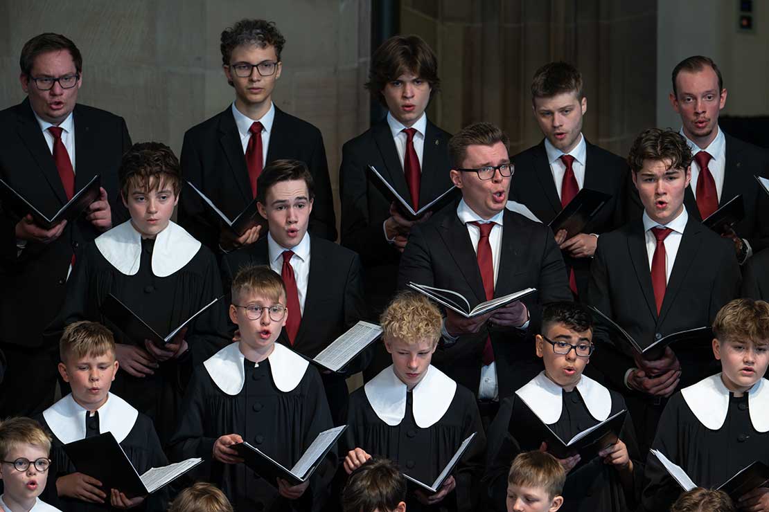 Hymnus-Chorknaben singen in der 44 die Haltestellennamen